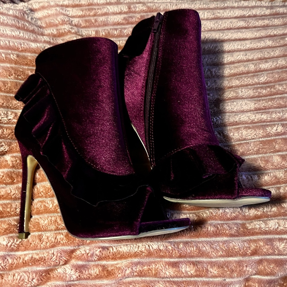 NWOB JUSTFAB RUFFLE PEEP TOE BOOTIE (PURPLE) VELVET MATERIAL. SIZE 8